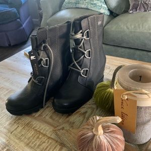 Joan of Arctic platform boots